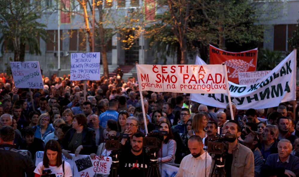 Pogledajte foto-galeriju sa večerašnjeg protesta pod sloganom "Odupri se - 97.000" u Podgorici
