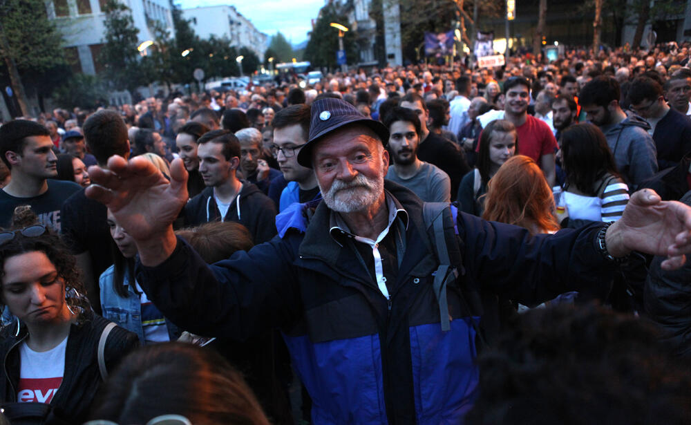 Pogledajte foto-galeriju sa večerašnjeg protesta pod sloganom "Odupri se - 97.000" u Podgorici