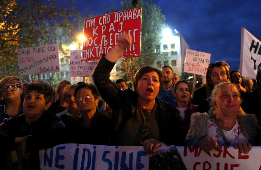 Pogledajte foto-galeriju sa večerašnjeg protesta pod sloganom "Odupri se - 97.000" u Podgorici