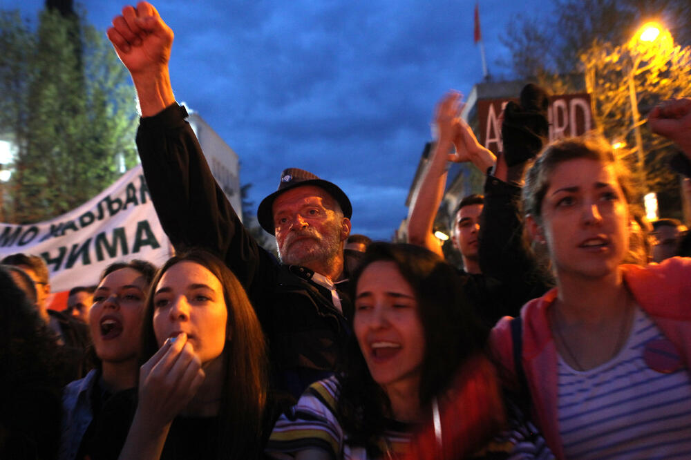 Sa sinoćnjeg protesta ispred Skupštine, Foto: Luka Zeković
