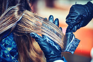 Bijesna jer joj u frizerskom salonu nijesu pogodili boju pozvala...