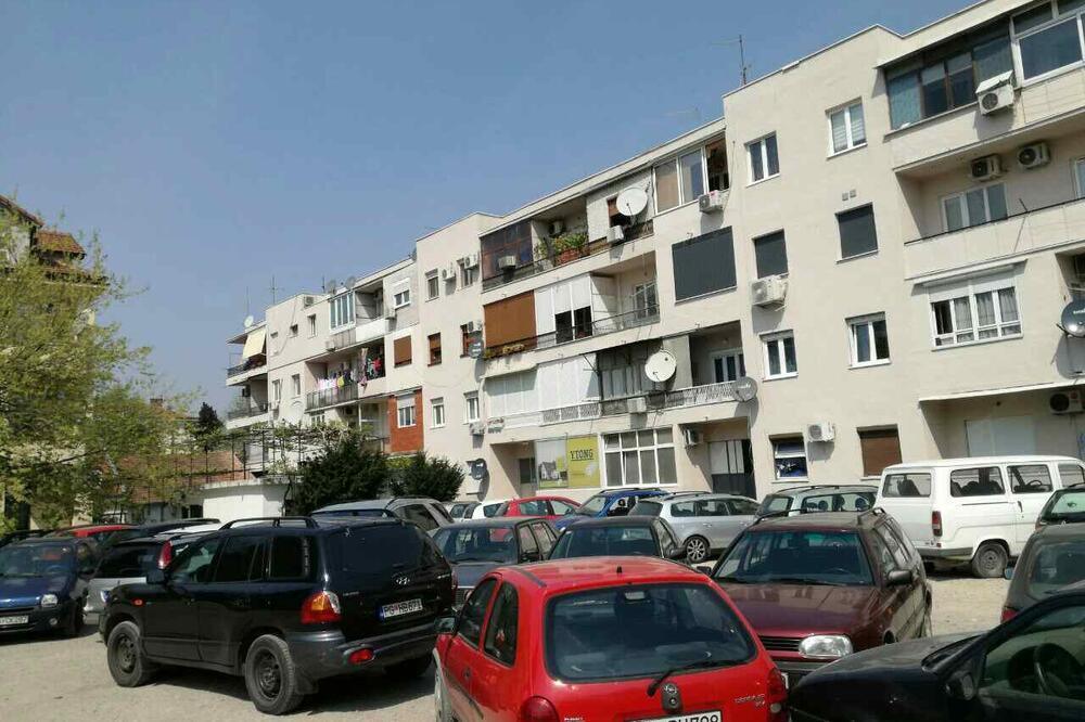 Haos na parkingu u dvorištu, Foto: Luka Zeković