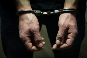 Uhapšen Ulcinjanin, osumnjičen za krijumčarenje devetoro migranata