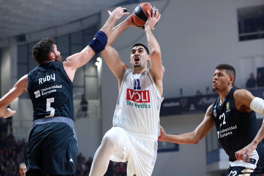 Goga Bitadze polaže loptu u koš pored Rudija i Tavaresa iz Reala, Foto: Filip Roganović