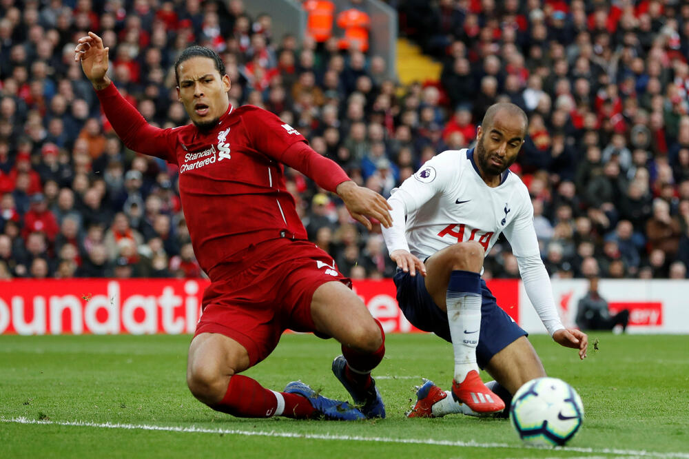 Van Dajk u duelu sa Mourom iz Totenhema, Foto: Reuters
