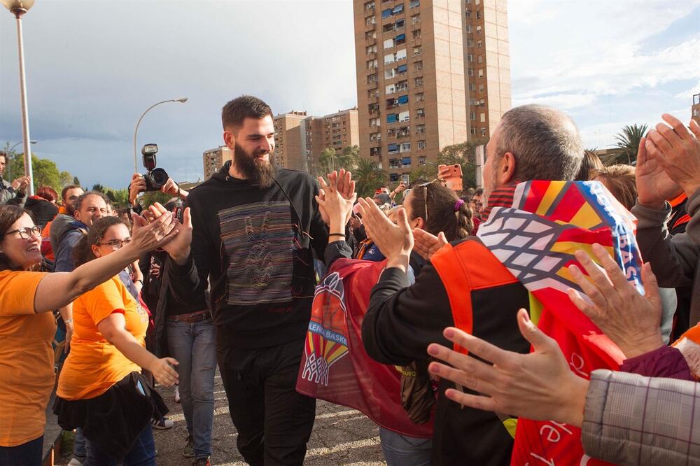 Bojan Dubljević sa navijačima Valensije, Foto: Eurocup