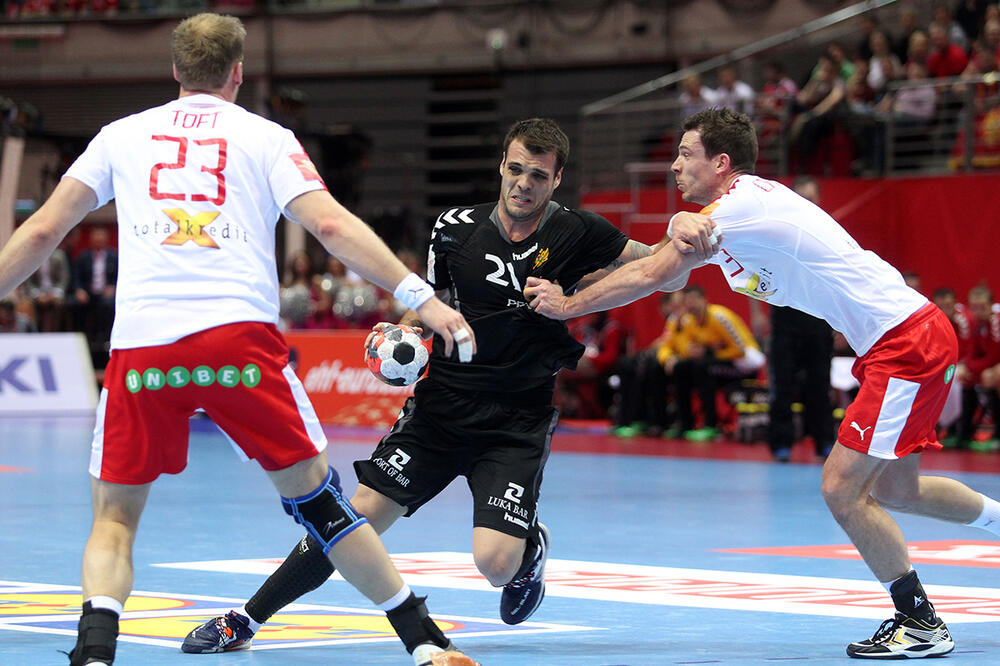 Vjerovatno najbolja utakmica Crne Gore: Vasko Ševaljević u duelu sa Danskom na EP u Poljskoj, Foto: Piotr Matusewicz / Pressfocus