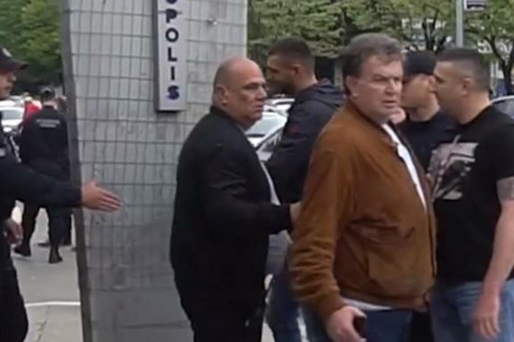 Vuković kaže da se rukovao sa policajcem kojeg lično poznaje, Foto: Printscreen