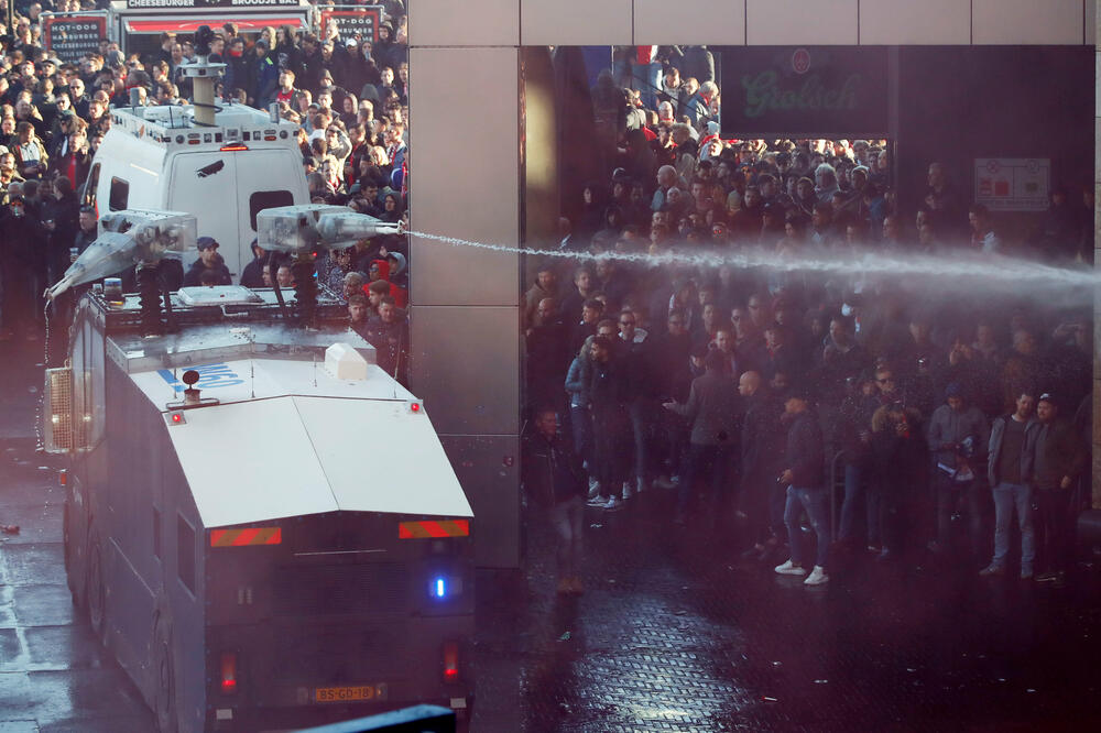 Sukob policije i navijača, Foto: Reuters