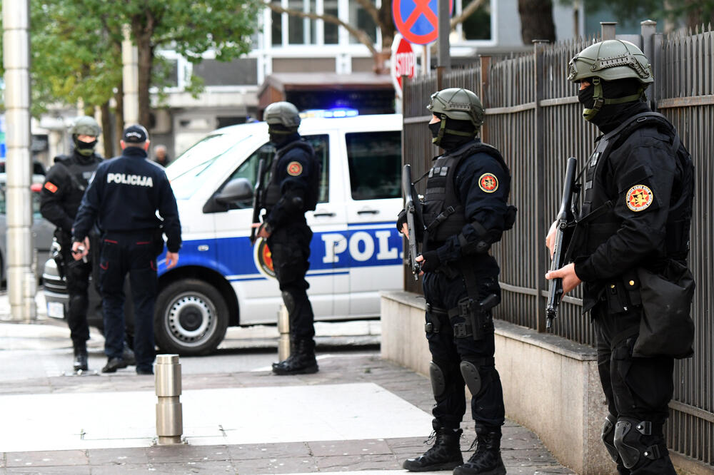 Policija oko zgrade Višeg suda (arhiva/ilustracija), Foto: Savo Prelević