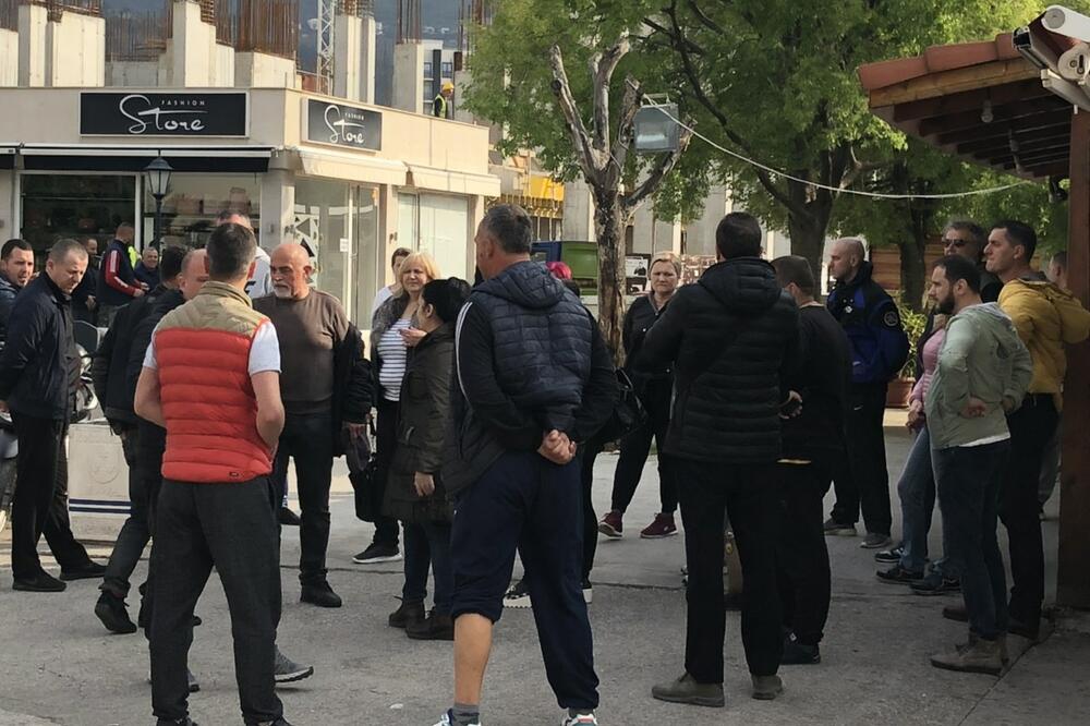 Dežurali tokom noći: Sa jučerašnjeg okupljanja vlasnika lokala, Foto: Vuk Lajović