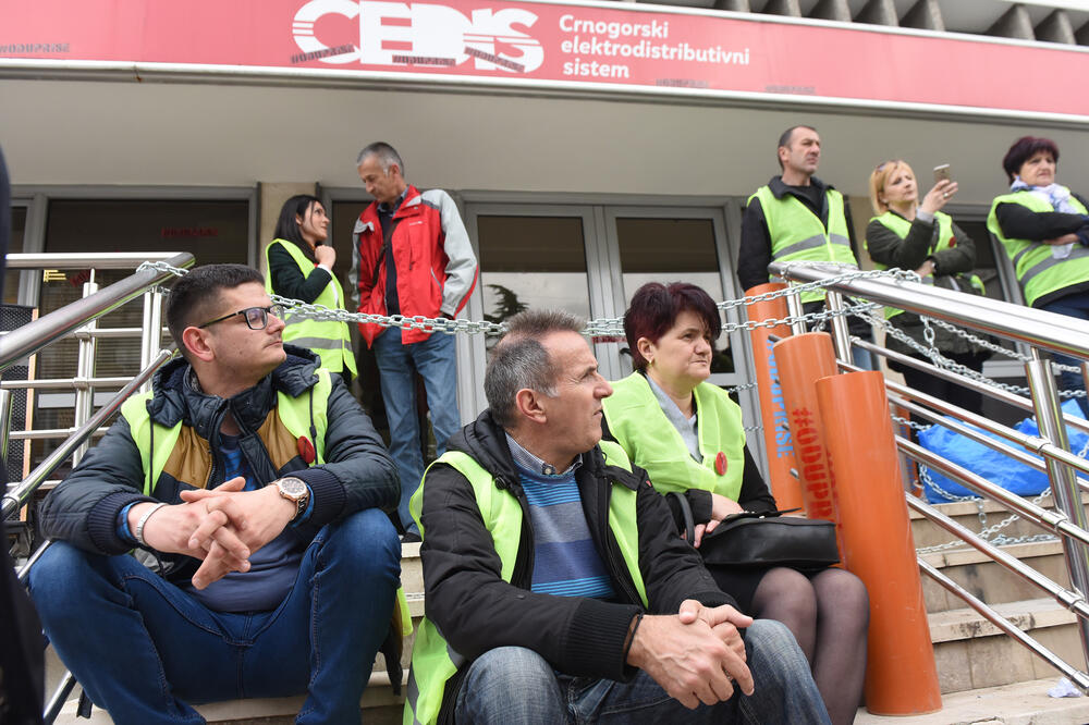 Sa jučerašnjeg performansa pokreta pokreta "Odupri se-97000", Foto: Savo Prelević