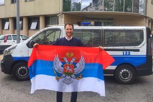 Milačić sa crnogorskom trobojkom: Ovo je prava zastava, a ono što...