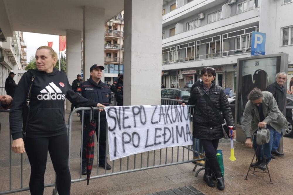 Aktivisti pokreta "Odupri se 97000" ispred Tužilaštva, Foto: Vanja Kosović
