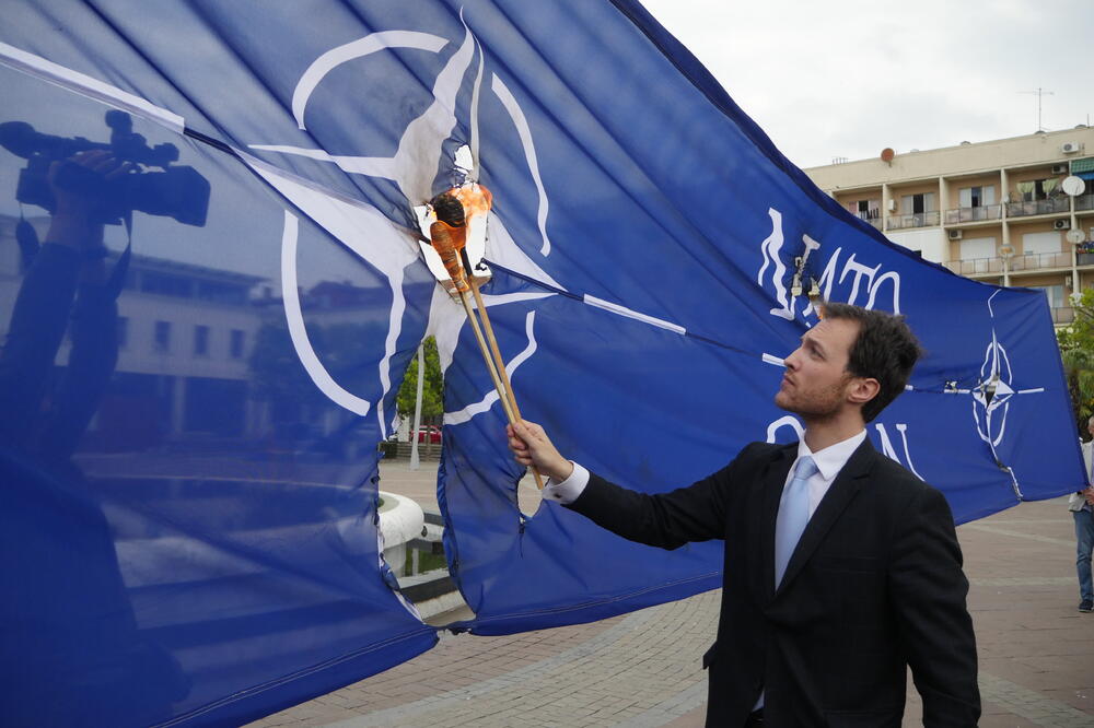 Milačić pali NATO zastavu, Foto: Prava Crna Gora