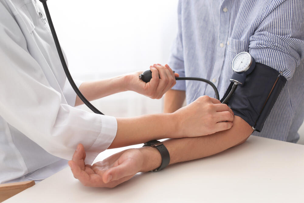 liječnik koji liječi hipertenziju