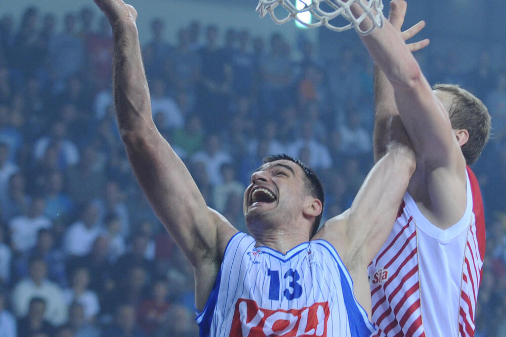 Čedomir Vitkovac polaže pored Jake Blažiča na utakmici Budućnost - Crvena zvezda 2013. godine, Foto: Savo Prelević