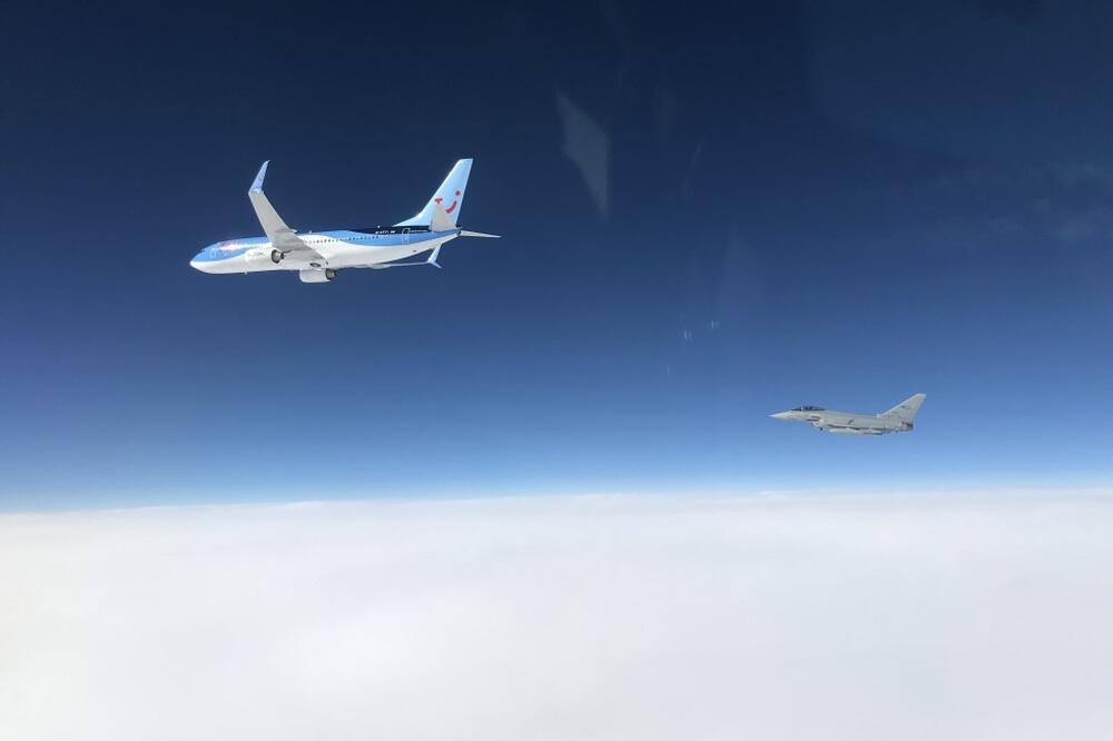 Italijanski lovac u blizini putničkog aviona kompanije “TUI”, Foto: Italian Air Force