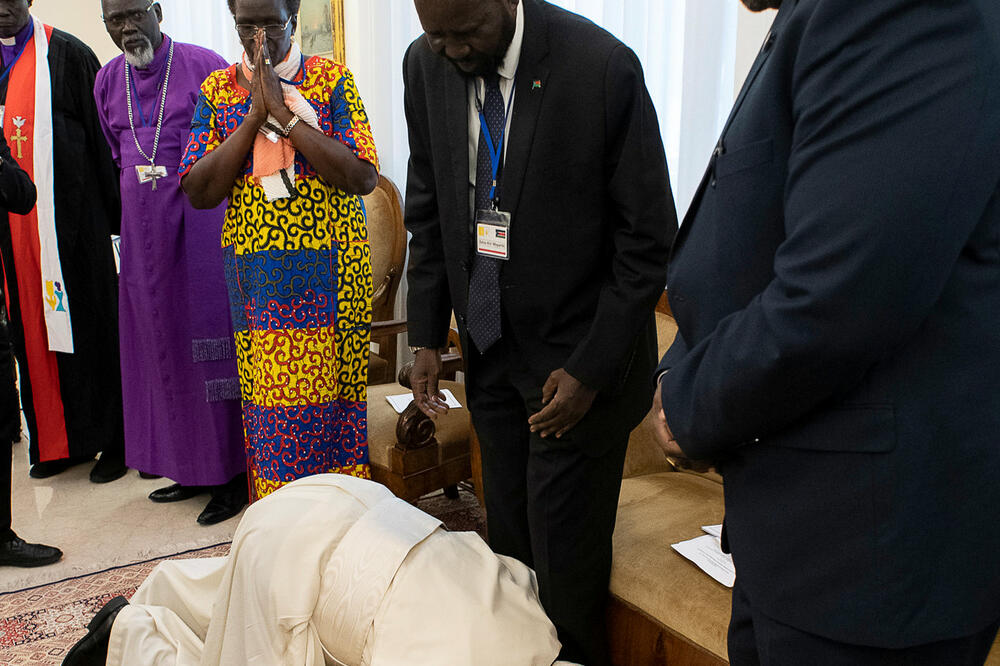Papa Franjo ljubi stopala predsjednika Južnog Sudana, Foto: Reuters