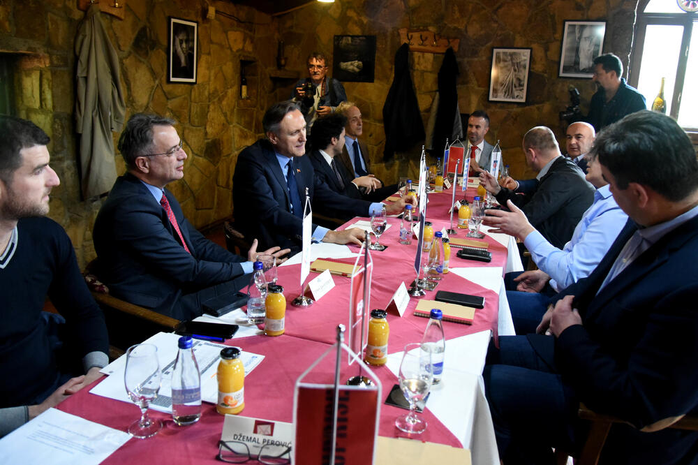 Ne poklapaju se cifre: Sa sastanka opozicije i predstavnika “Odupri se”, Foto: Boris Pejović