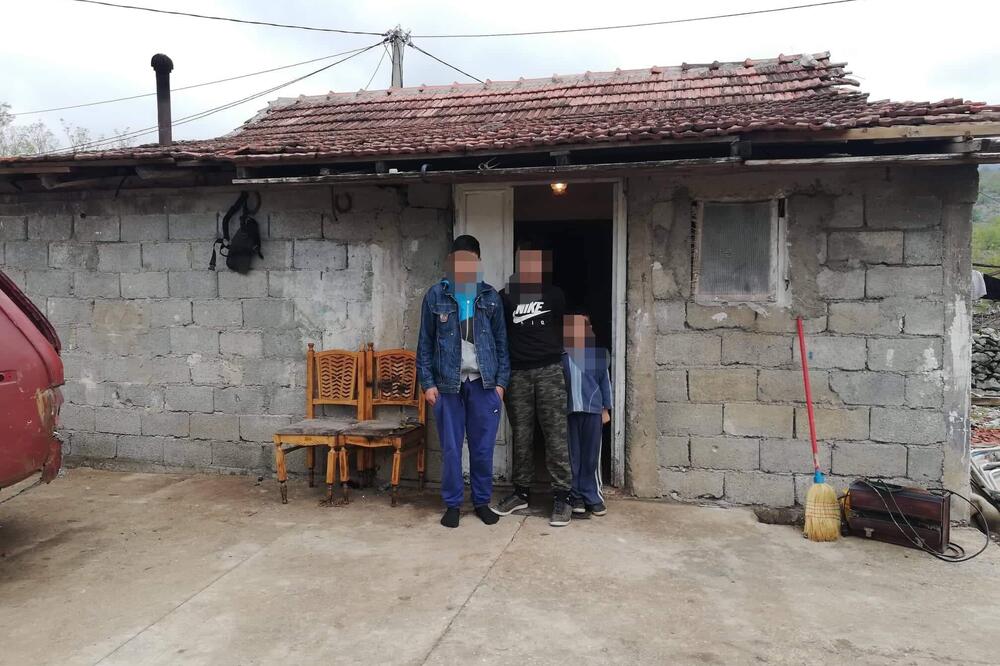 Pavićevići ispred objekta u kojem žive, Foto: Banka hrane