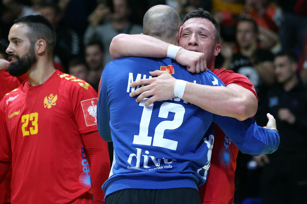Pobjeda za sva vremena: Branko Kankaraš i Mile Mijušković slave nakon trijumfa nad Danskom, Foto: Filip Roganović