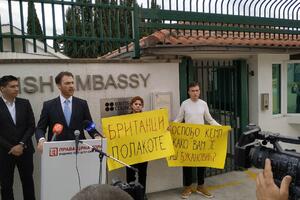 Prava Crna Gora ispred britanske ambasade: Stidite se, hapšenje...