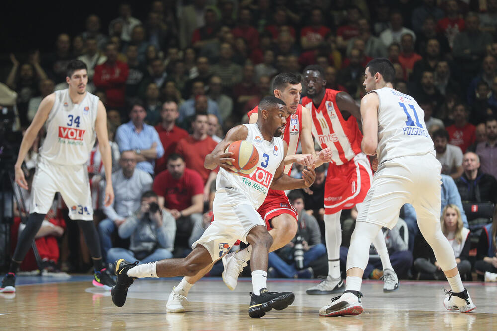 Noris Kol u duelu sa Zvezdinim igračima, Foto: Crvena zvezda MTS