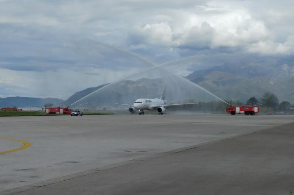 Doček aviona, Foto: Siniša Luković