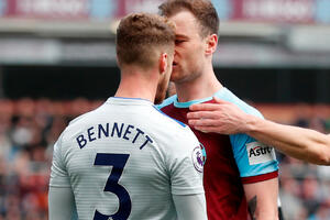 Poljubio protivnika, a dobio žuti karton: Kakav duel igrača...