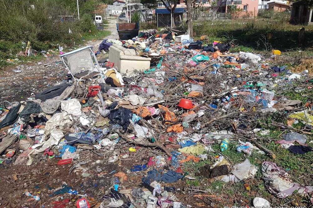 Smeće širom Sutomora, Foto: SICG