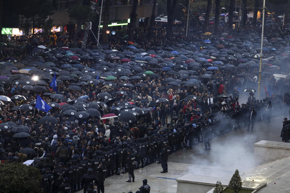 Protest u Tirani, Foto: Hektor Pustina/AP