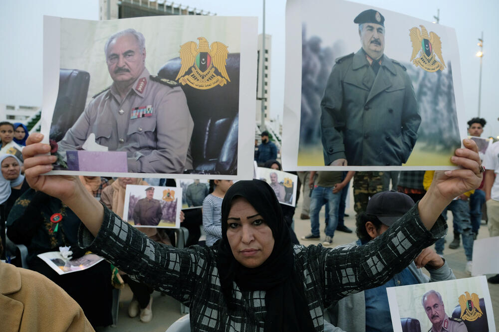 Libijka sa Haftarovom fotografijom na protestima u znak podrške LNA, Foto: Reuters