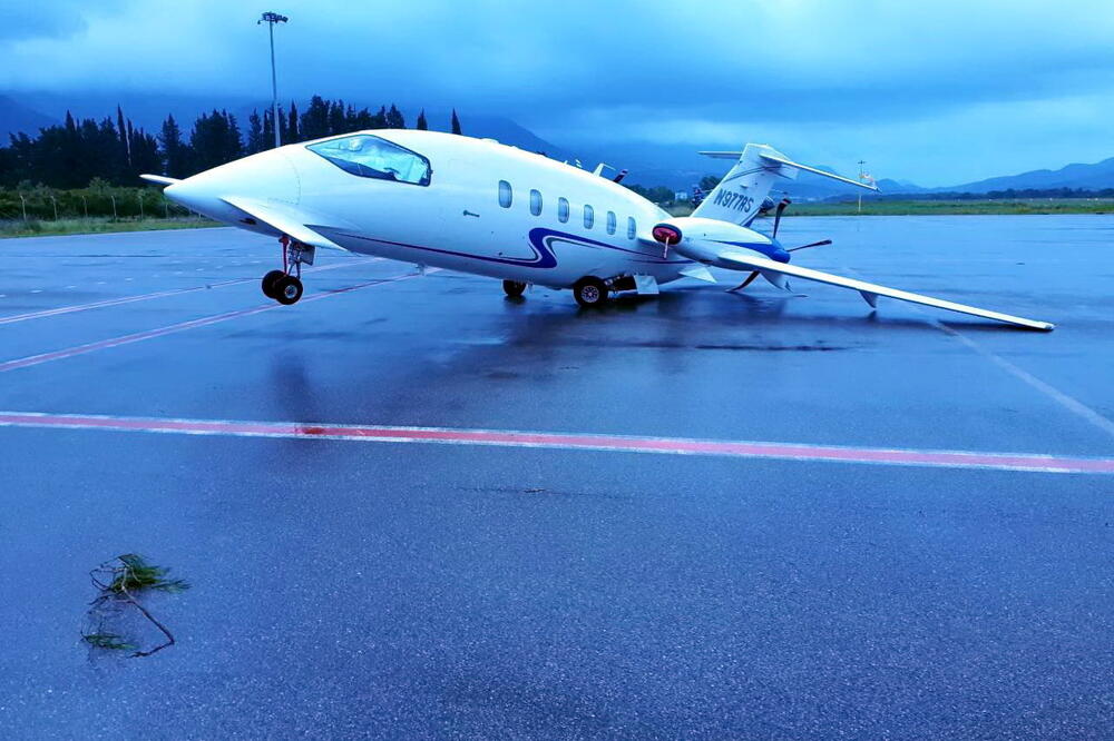 Lani u nevremenu oštećen avion na aerodromu Tivat, Foto: Siniša Luković