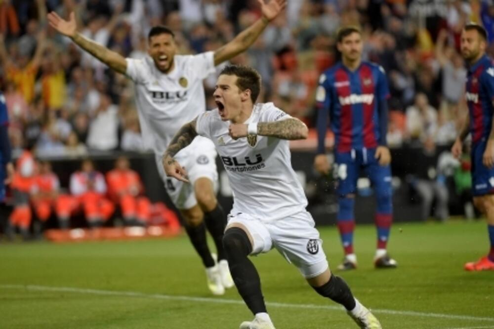 Santi Mina