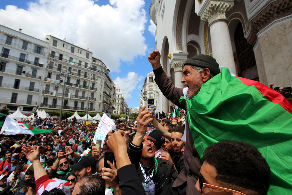 Vojska u Alžiru civilnu vlast koristi kao paravan, Foto: Reuters