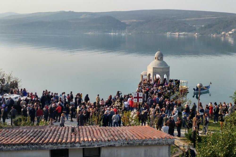 Građani i sveštenstvo kod krstionice, Foto: Siniša Luković