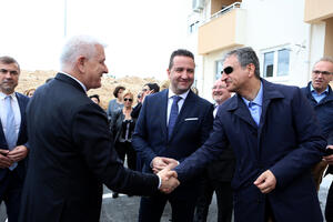 Marković uručio ključeve novih stanova zdravstvenim radnicima