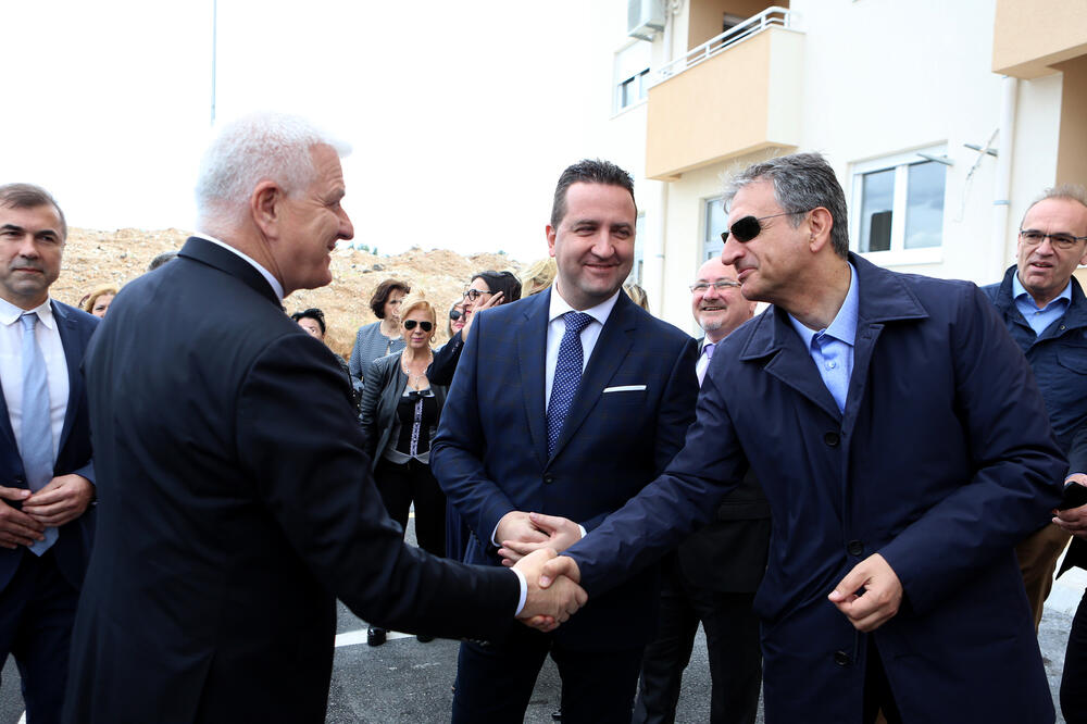 Marković uručuje ključeve novih stanova zdravstvenim radnicima, Foto: Savo Prelević