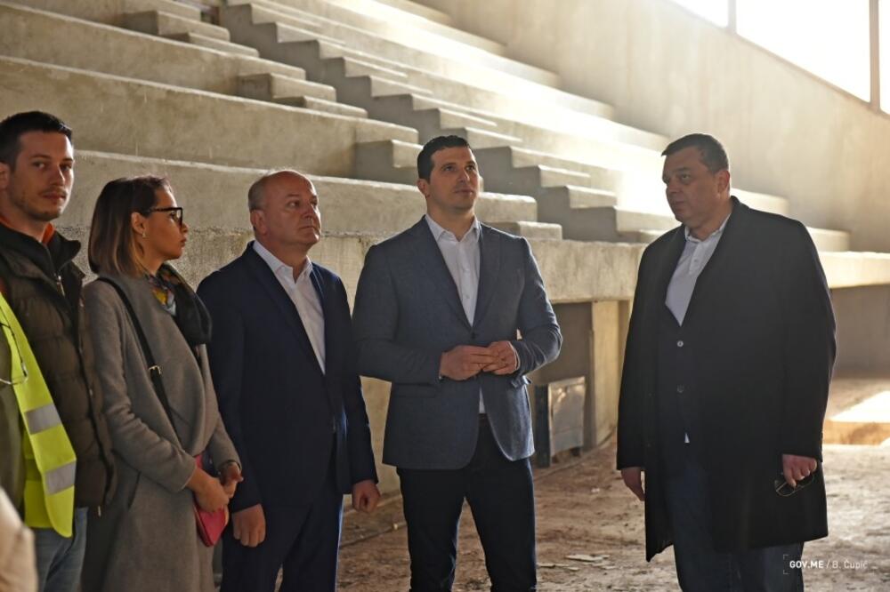 Dejan Gardašević (skroz desno) i ministar Nikola Janović na početku druge faze rekonstrukcije bazena, Foto: Vlada Crne Gore