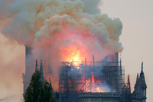 FOTO Požar zahvatio katedralu Notr Dam