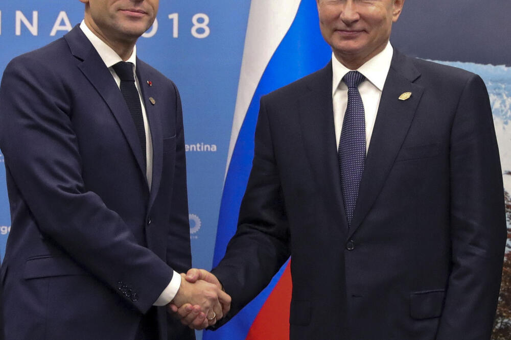 Makron i Putin (arhiva), Foto: Mikhail Klimentyev/AP