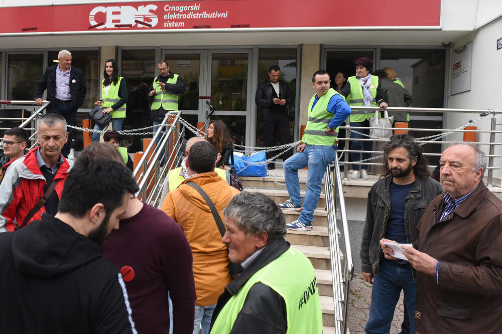 Blokada zgrade CEDIS-a i EPCG, Foto: Savo Prelević
