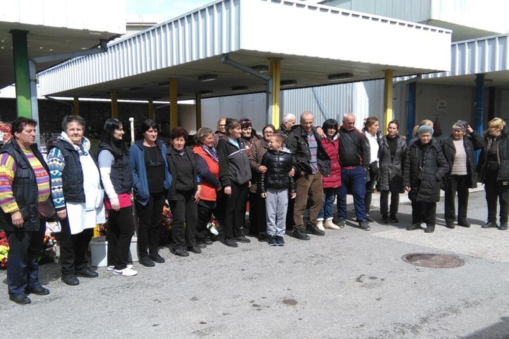 Zakupci na nikšićkoj pijaci, Foto: Svetlana Mandić