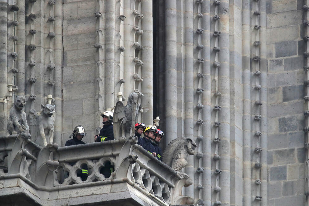 Vatrogasci koji su gasili požar koji je zahvatio katedralu Notr Dam, Foto: Reuters