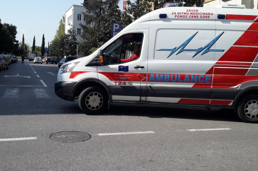 Kola Hitne pomoći ispred Višeg suda, Foto: Komnen Radević