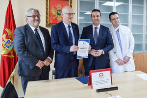 Ambasada Poljske donirala Institutu za bolesti djece aparat za...