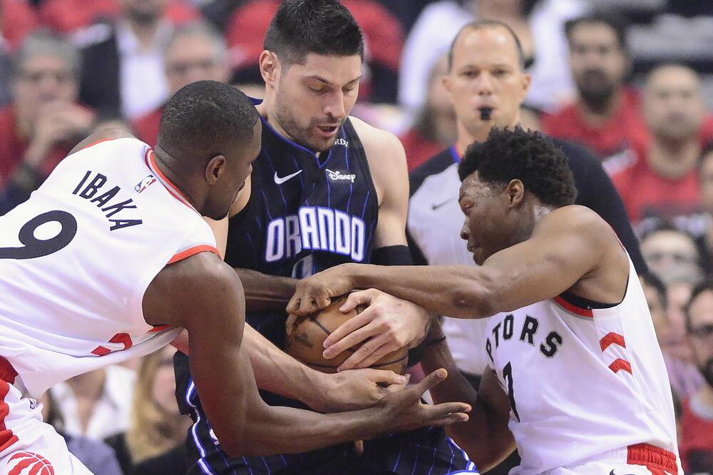 Nikola Vučević u duelu sa Ibakom i Laurijem, Foto: AP