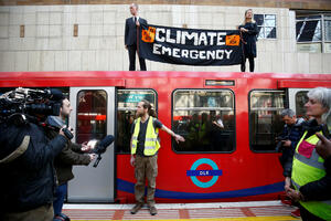 Demonstrant se zalijepio za voz u Londonu: Protest zbog klimatskih...