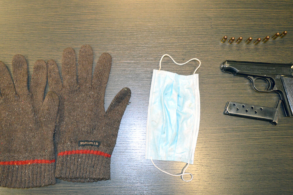 Pronađeni pištolj, maska i rukavice, Foto: Uprava policije